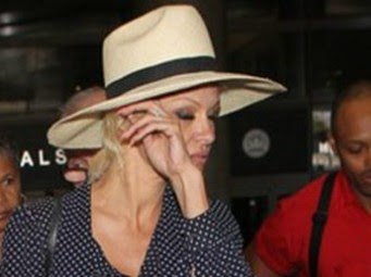 Pamela Anderson: Βαριεστημένη στο αεροδρόμιο του Λος Άντζελες - Φωτογραφία 1