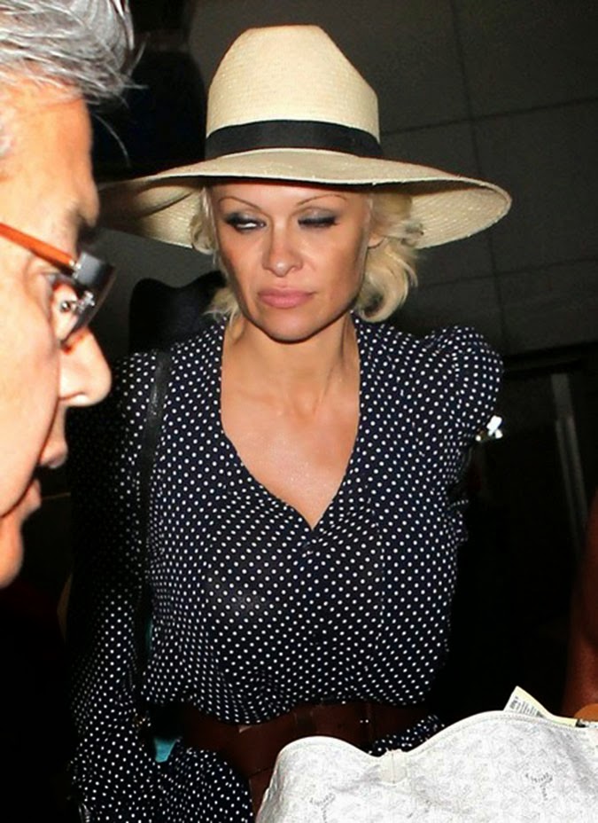 Pamela Anderson: Βαριεστημένη στο αεροδρόμιο του Λος Άντζελες - Φωτογραφία 3