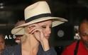 Pamela Anderson: Βαριεστημένη στο αεροδρόμιο του Λος Άντζελες