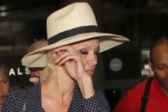 Pamela Anderson: Βαριεστημένη στο αεροδρόμιο του Λος Άντζελες