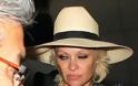Pamela Anderson: Βαριεστημένη στο αεροδρόμιο του Λος Άντζελες - Φωτογραφία 2