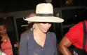 Pamela Anderson: Βαριεστημένη στο αεροδρόμιο του Λος Άντζελες - Φωτογραφία 6