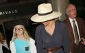 Pamela Anderson: Βαριεστημένη στο αεροδρόμιο του Λος Άντζελες - Φωτογραφία 7