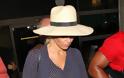 Pamela Anderson: Βαριεστημένη στο αεροδρόμιο του Λος Άντζελες - Φωτογραφία 8