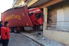 Απίστευτο τροχαίο: Νταλίκα εισέβαλε στο σαλόνι υπερυψωμένου σπιτιού [photos]