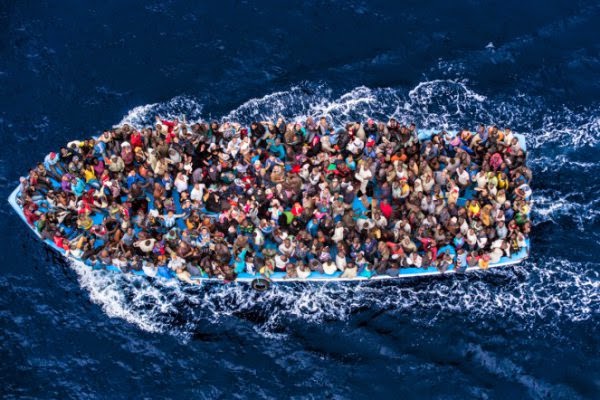 18 συγκλονιστικές φωτογραφίες προσφύγων που ρισκάρουν τις ζωές τους - Φωτογραφία 1