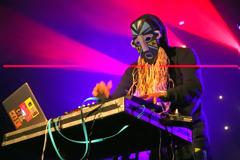 DJs με μάσκες, στολές και εκκεντρικές εμφανίσεις [photos]