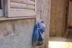 Κρέμασαν τα σκουπίδια έξω από τα σπίτια τους, στη Κύμη [photos]