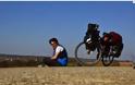 Στάση στην Πάτρα για τον Ιρανό φοιτητή που ταξιδεύει με ποδήλατο από τη Γερμανία στη χώρα του - Φωτογραφία 1