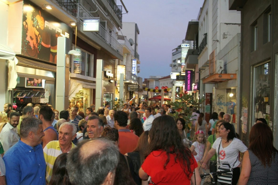 Χιλιάδες κόσμου κατέκλυσαν το Ιστορικό Εμπορικό Κέντρο του Αμαρουσίου κατά την πρώτη «Λευκή Νύχτα» το Σάββατο 21 Ιουνίου 2014 - Φωτογραφία 1