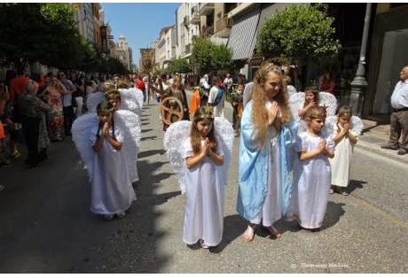 Πάτρα: Οι δρόμοι γέμισαν αγγελούδια - Δείτε φωτό από τη λιτανεία της Αγίας Δωρεάς - Φωτογραφία 1