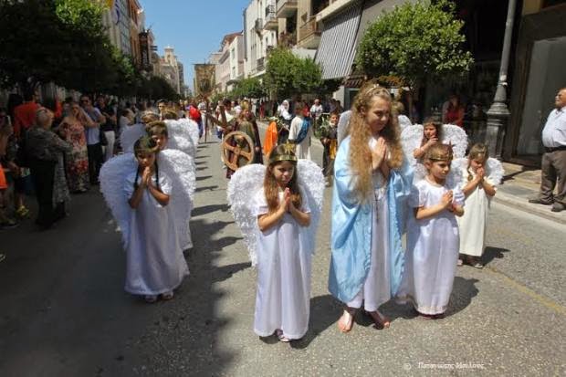 Πάτρα: Οι δρόμοι γέμισαν αγγελούδια - Δείτε φωτό από τη λιτανεία της Αγίας Δωρεάς - Φωτογραφία 10