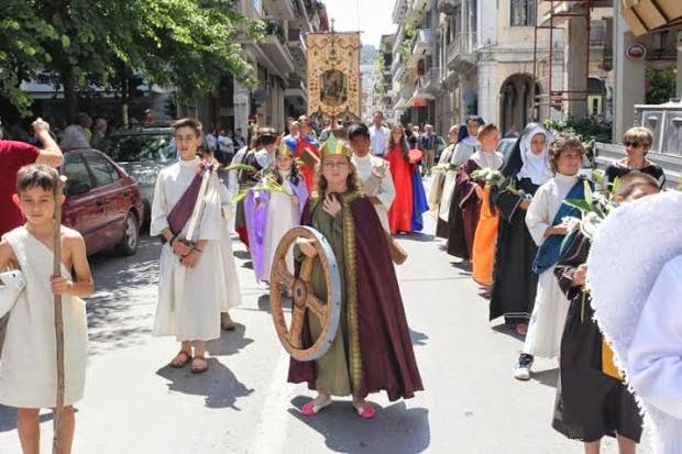 Πάτρα: Οι δρόμοι γέμισαν αγγελούδια - Δείτε φωτό από τη λιτανεία της Αγίας Δωρεάς - Φωτογραφία 11