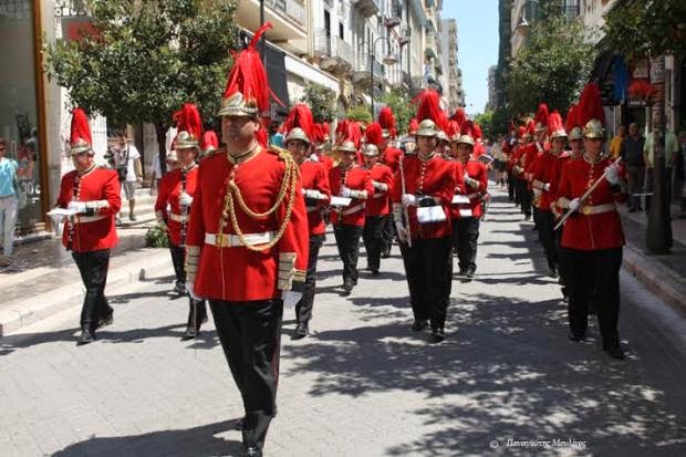 Πάτρα: Οι δρόμοι γέμισαν αγγελούδια - Δείτε φωτό από τη λιτανεία της Αγίας Δωρεάς - Φωτογραφία 2