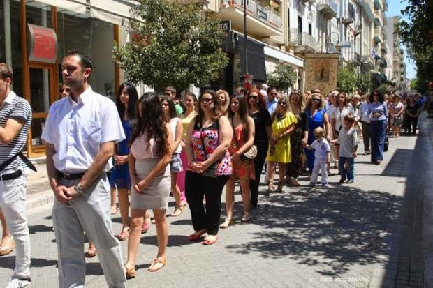 Πάτρα: Οι δρόμοι γέμισαν αγγελούδια - Δείτε φωτό από τη λιτανεία της Αγίας Δωρεάς - Φωτογραφία 4