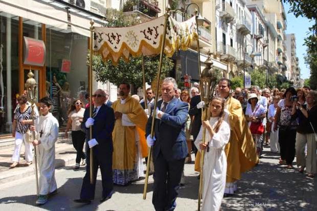 Πάτρα: Οι δρόμοι γέμισαν αγγελούδια - Δείτε φωτό από τη λιτανεία της Αγίας Δωρεάς - Φωτογραφία 5