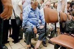 Ο υπέροχος πρόεδρος της Ουρουγουάης που περιμένει στην ουρά του νοσοκομείου για να εξεταστεί! Γνωρίστε τον φτωχό πρόεδρο που έχει εντυπωσιάσει όλο το κόσμο [photos]