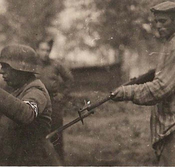 Τι έγινε όταν οι Ναζί δεσμοφύλακες έπεσαν στα χέρια των κρατούμενων που απελευθερώθηκαν από τους Συμμάχους;... - Φωτογραφία 1