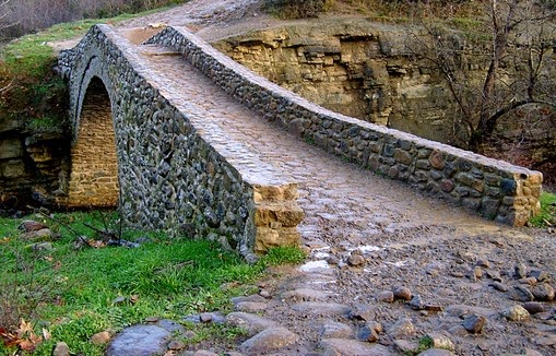 Πάει κοντά στον έναν χρόνο και παραμένει άφτιαχτη η επικίνδυνη γέφυρα στον Ασπροπόταμο Τρικάλων. [photos] - Φωτογραφία 1