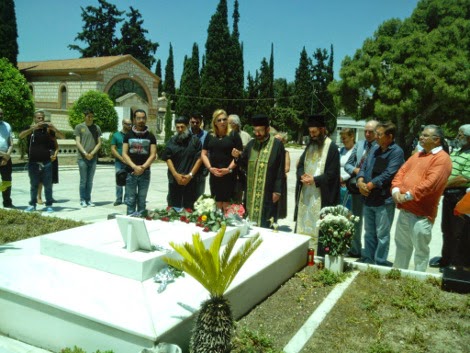 Η Δήμητρα Λιάνη και ελάχιστοι ακόμη στο μνημόσυνο για τον Ανδρέα Παπανδρέου - Φωτογραφία 4