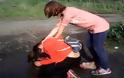 Θλιβερό: 13χρονες ανάγκασαν συμμαθήτριά τους να πιει νερό από λακκούβα γιατί είναι όμορφη [video]