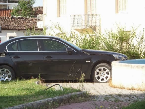 BMW στα Τρίκαλα έπεσε πάνω σε συντριβάνι! [photos] - Φωτογραφία 1
