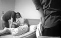 Βασανιστήρια-ΣΟΚ για 79χρονη με άνοια - Νοσοκόμοι την έσπρωχναν, την έβριζαν και την άνοιγαν τα μάτια με το ζόρι [video] - Φωτογραφία 3