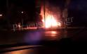 Το ένα αμάξι τυλίχτηκε στις φλόγες και το άλλο καρφώθηκε πάνω στα φανάρια μετά από σύγκρουση που είχαν [photos - video] - Φωτογραφία 2