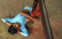 ΣΟΚ στην Ινδία! Παιδί με σοβαρά κινητικά προβλήματα βρέθηκε αλυσοδεμένο για να μην... φύγει! [photos]