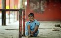 ΣΟΚ στην Ινδία! Παιδί με σοβαρά κινητικά προβλήματα βρέθηκε αλυσοδεμένο για να μην... φύγει! [photos] - Φωτογραφία 5