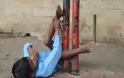 ΣΟΚ στην Ινδία! Παιδί με σοβαρά κινητικά προβλήματα βρέθηκε αλυσοδεμένο για να μην... φύγει! [photos] - Φωτογραφία 7