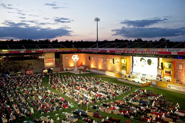 Γήπεδο μετατρέπεται σε… θερινό σινεμά για το Μουντιάλ! [photos] - Φωτογραφία 1