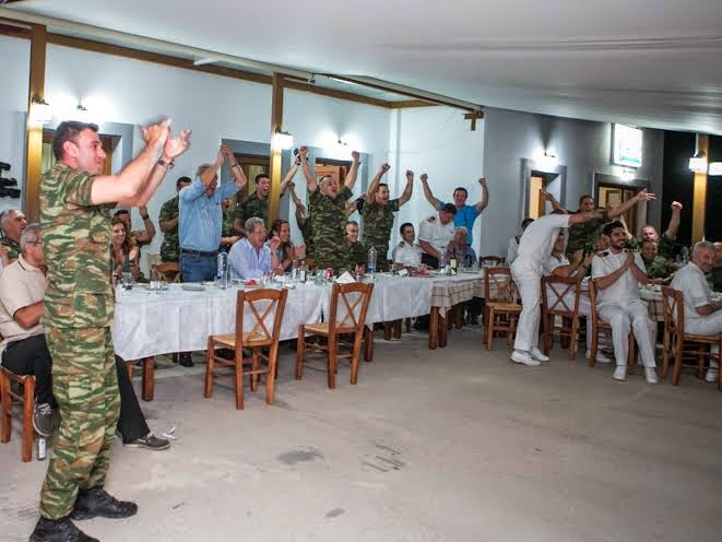 Mε τους ακρίτες στο Αγαθονήσι πανηγύρισε την πρόκριση της Εθνικής ο Δημήτρης Αβραμόπουλος - Φωτογραφία 2