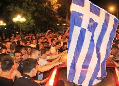 Ξέφρενοι πανηγυρισμοί και στα Τρίκαλα μετά τη μεγάλη πρόκριση [video - photos] - Φωτογραφία 1