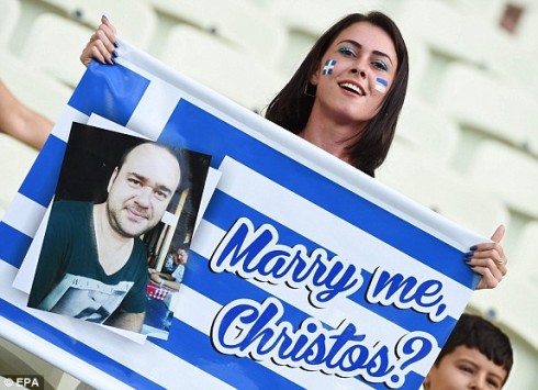 Απίστευτο: Πρόταση γάμου κατά την διάρκεια του αγώνα Ελλάδα - Ακτή Ελεφαντοστού με έναν ιδιαίτερο τρόπο... Δείτε πως! [photo] - Φωτογραφία 2