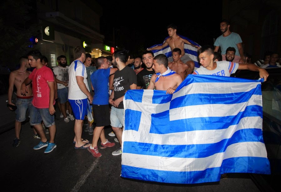 Δείτε πως πανηγύρισαν την πρόκριση της Ελλάδα στο Ηράκλειο Κρήτης [photos] - Φωτογραφία 2