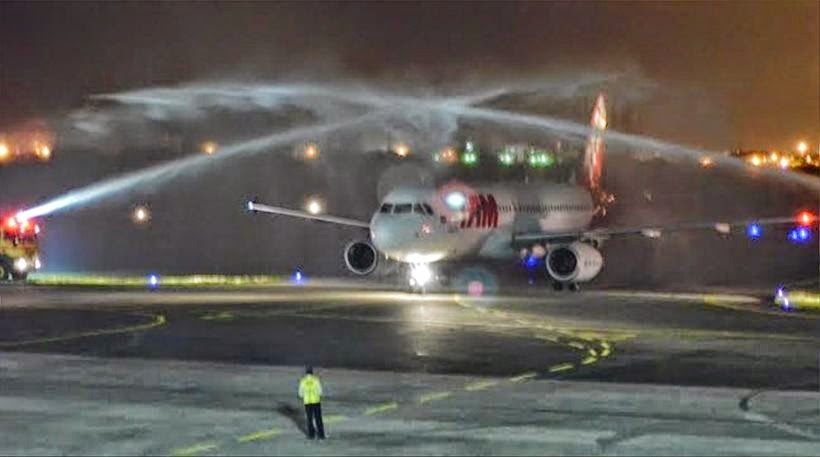 Με αψίδα νερού υποδέχτηκαν το αεροπλάνο της Εθνικής οι Βραζιλιάνοι στο Αρακαζού - Φωτογραφία 2