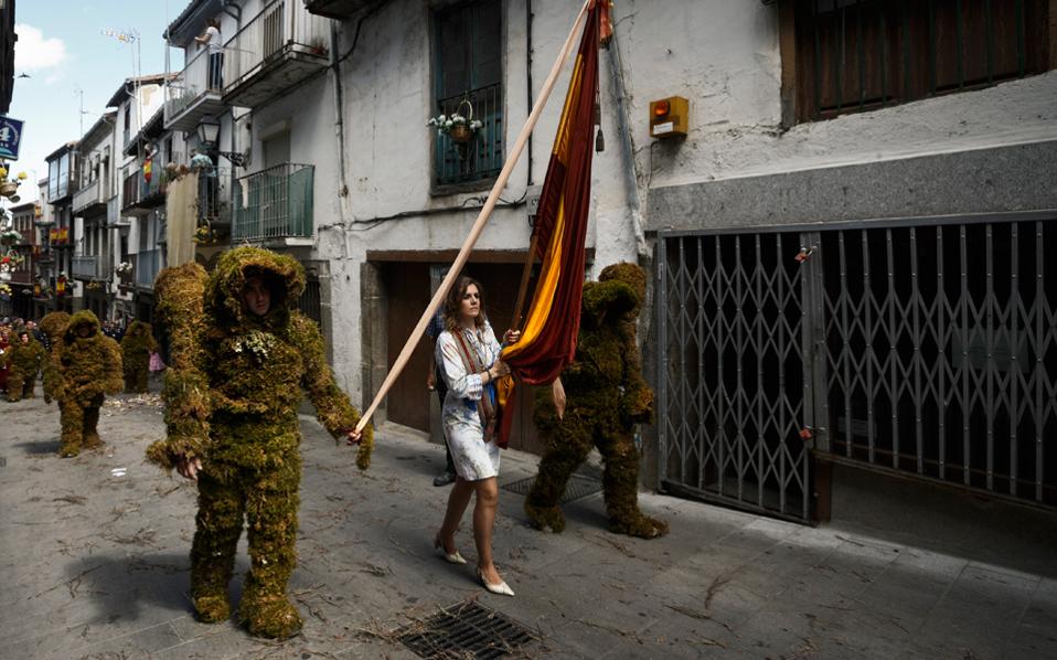 Οι Ισπανοί μεταμορφώνονται σε δέντρα για μία μέρα για χάρη των αστικών μύθων... [photos] - Φωτογραφία 2