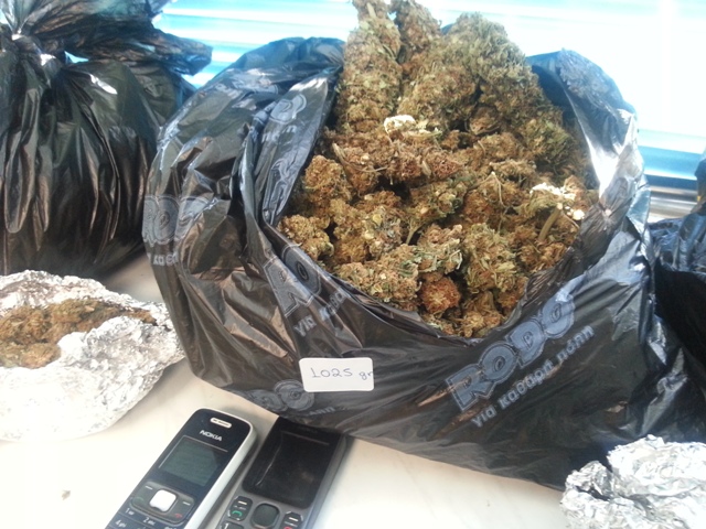 Δύο πιτσιρικάδες φορτωμένοι με χασίς στα χέρια της ΕΛΑΣ - Πουλούσαν χασίς με 5 ευρώ ! - Φωτογραφία 3