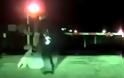 Ήρωας αστυνομικός έσωσε γυναίκα δευτερόλεπτα πριν περάσει το τρένο από πάνω της - Συγκλονιστικό βίντεο