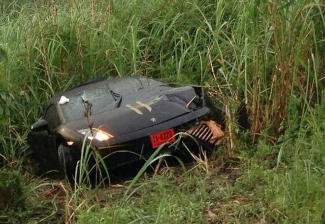 H Lamborghini Gallardo κόπηκε στα δύο, ο οδηγός βγήκε χωρίς να τραυματιστεί. - Φωτογραφία 4