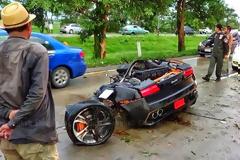 H Lamborghini Gallardo κόπηκε στα δύο, ο οδηγός βγήκε χωρίς να τραυματιστεί.