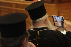 High tech παπάς – Ο Aμβρόσιος βγάζει φωτογραφία με το ipad