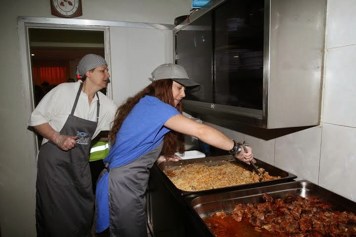 Η Μελίνα Ασλανίδου επισκέφτηκε το «Κέντρο Ενοριακής Αγάπης» της «Αποστολής» και μοίρασε φαγητό - Φωτογραφία 1