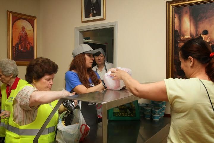 Η Μελίνα Ασλανίδου επισκέφτηκε το «Κέντρο Ενοριακής Αγάπης» της «Αποστολής» και μοίρασε φαγητό - Φωτογραφία 2