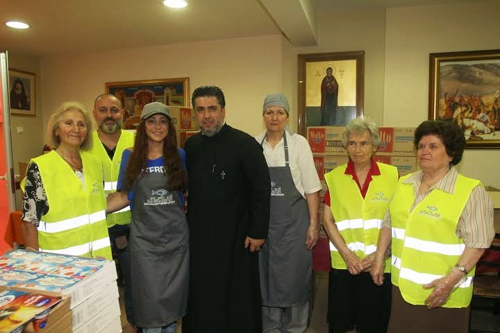 Η Μελίνα Ασλανίδου επισκέφτηκε το «Κέντρο Ενοριακής Αγάπης» της «Αποστολής» και μοίρασε φαγητό - Φωτογραφία 3