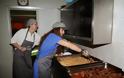 Η Μελίνα Ασλανίδου επισκέφτηκε το «Κέντρο Ενοριακής Αγάπης» της «Αποστολής» και μοίρασε φαγητό