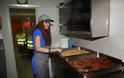 Η Μελίνα Ασλανίδου επισκέφτηκε το «Κέντρο Ενοριακής Αγάπης» της «Αποστολής» και μοίρασε φαγητό - Φωτογραφία 4
