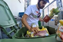 Ταξιδεύει στον κόσμο και τρώει από τα… σκουπίδια!