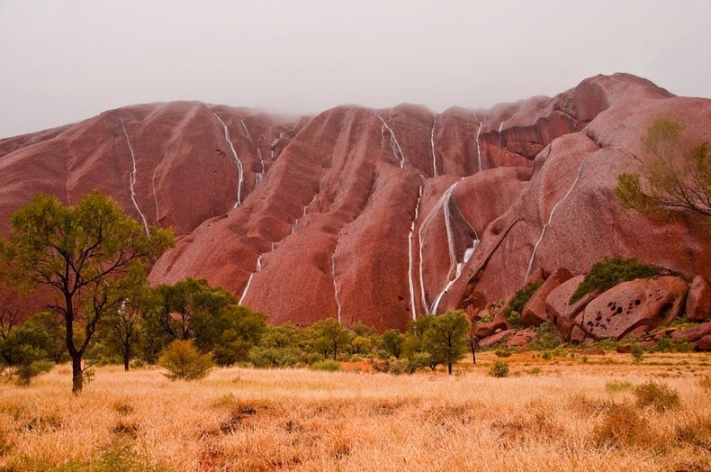 Σπάνιο θέαμα στον βράχο Uluru! - Φωτογραφία 2